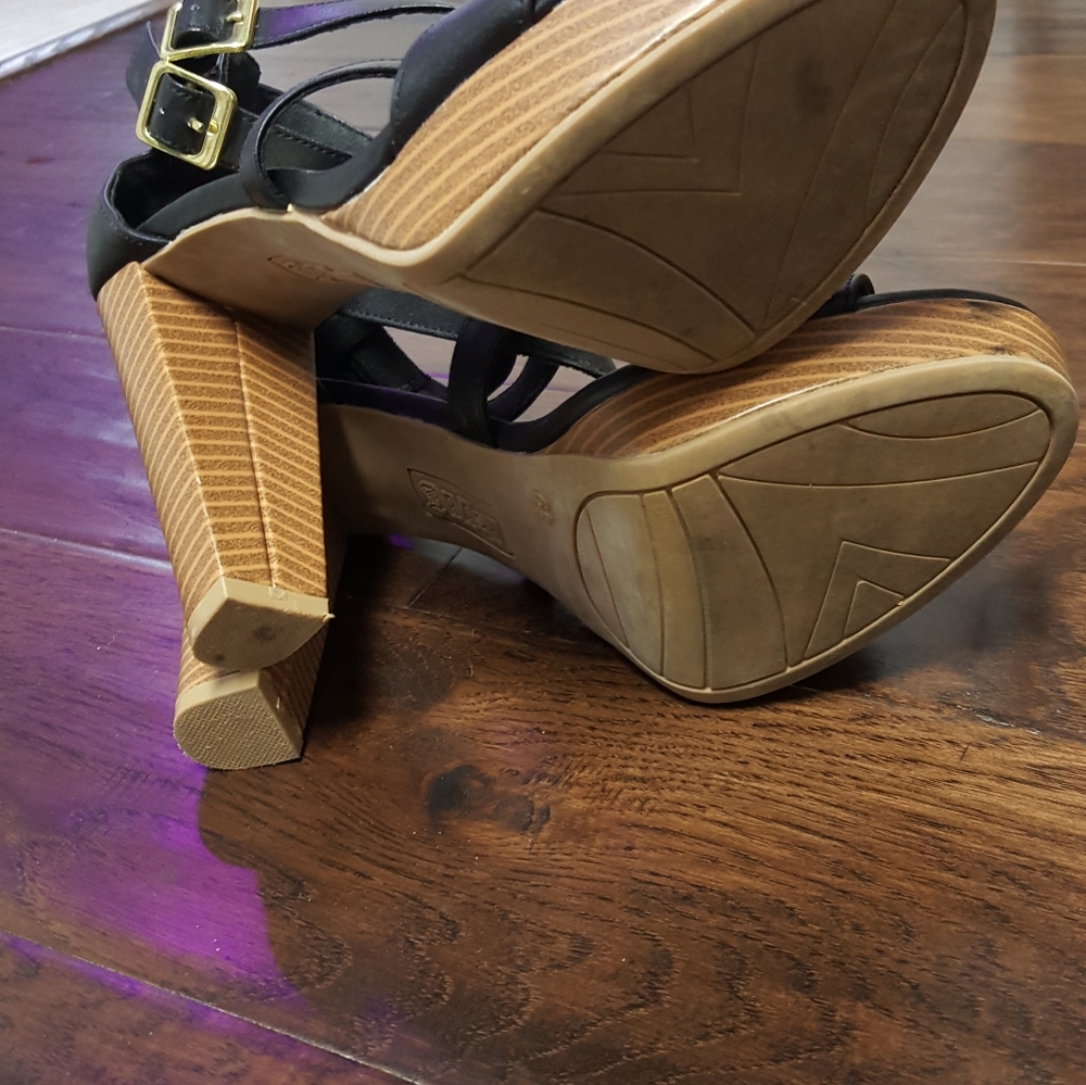 Brash double buckle heels. - Picture 9 of 15